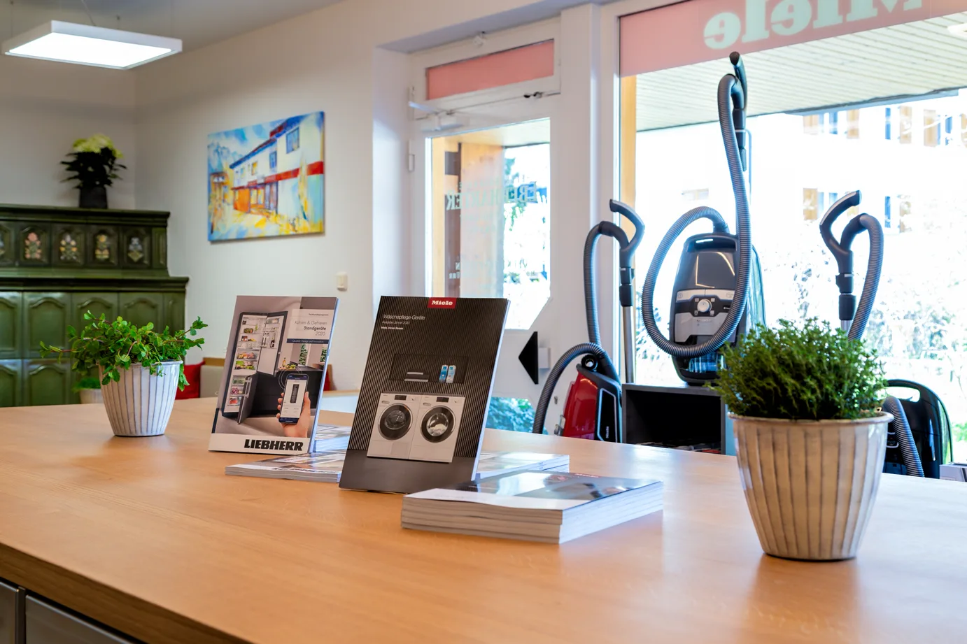 Beratungstisch mit Miele Geräten und Produktunterlagen