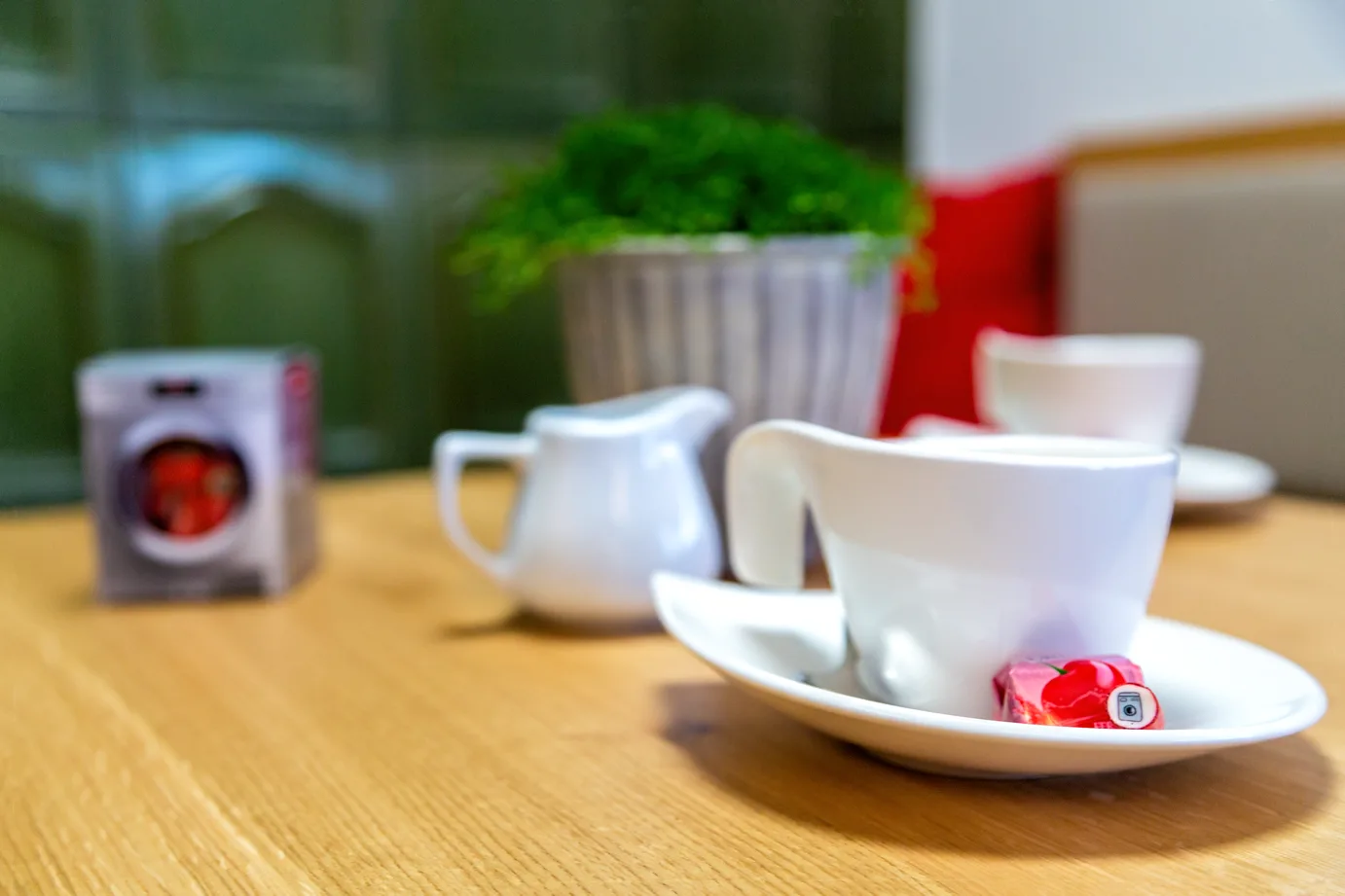 Kaffeegedeck in der Sitzecke des Geschäfts
